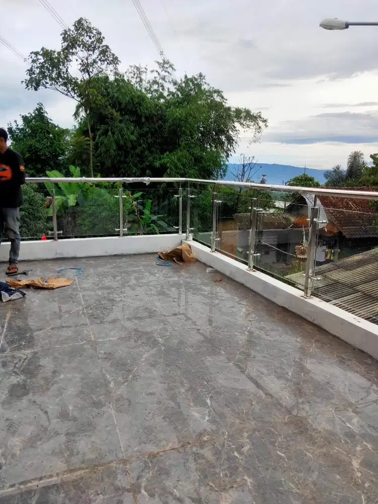 Balkon dan reling stainles kaca