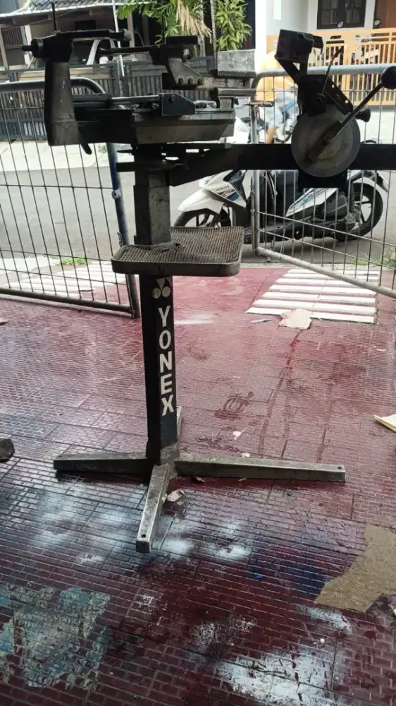 Mesin senar raket Yonex