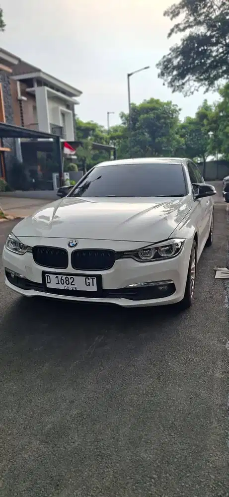 BMW 320i Lux 2018 White – Low KM 47rb. STNK september 2026