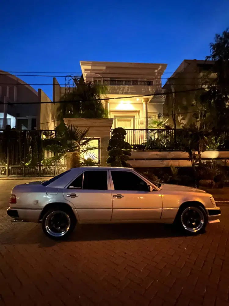 Mercedes-Benz E300 1990 Bensin