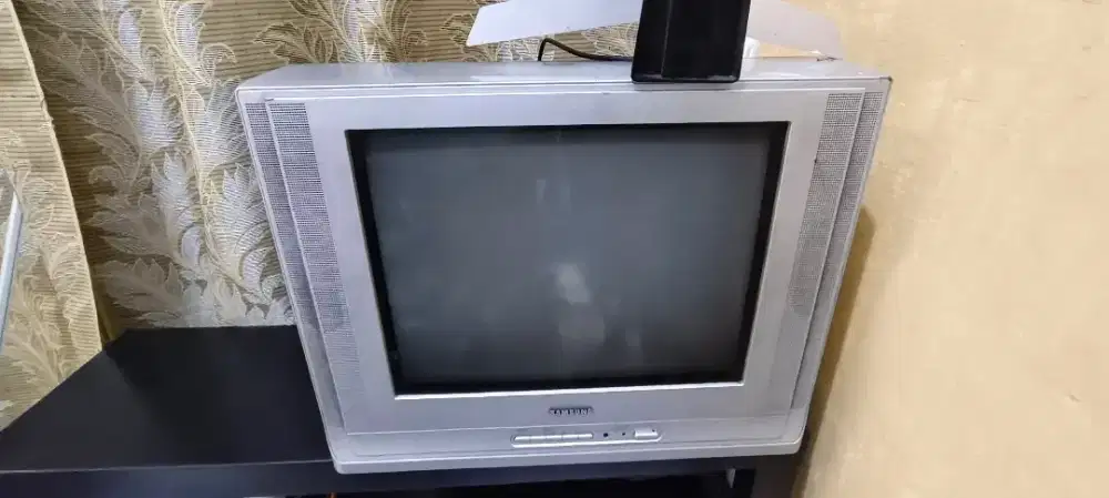 TV Tabung Bekas + Antena + Meja