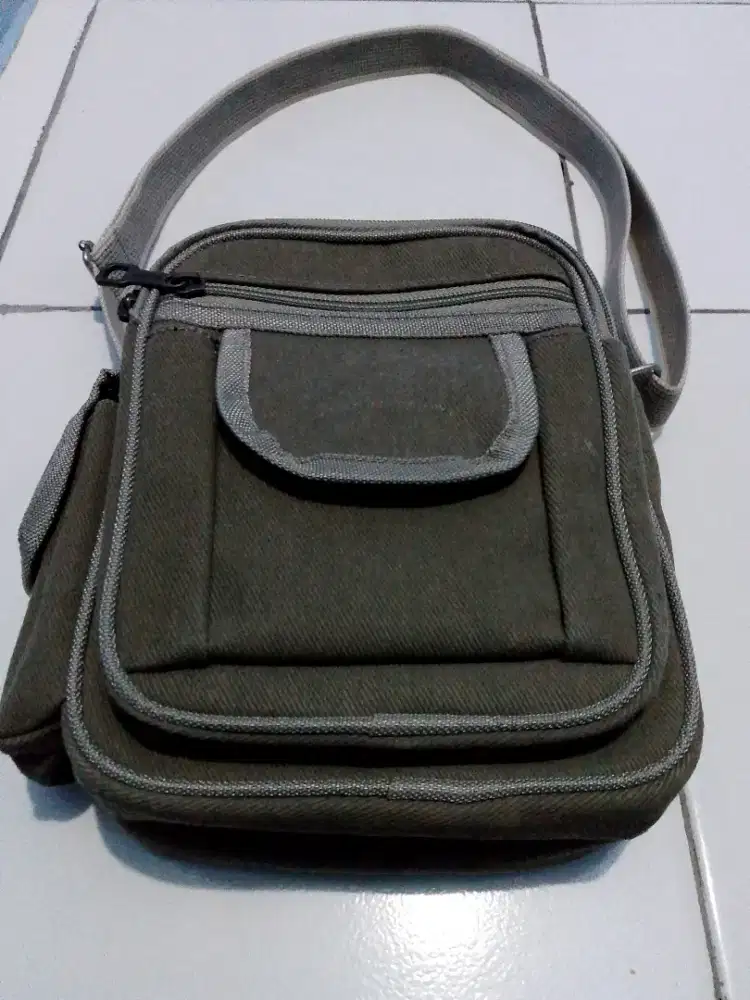 Tas slempang ukuran sedang