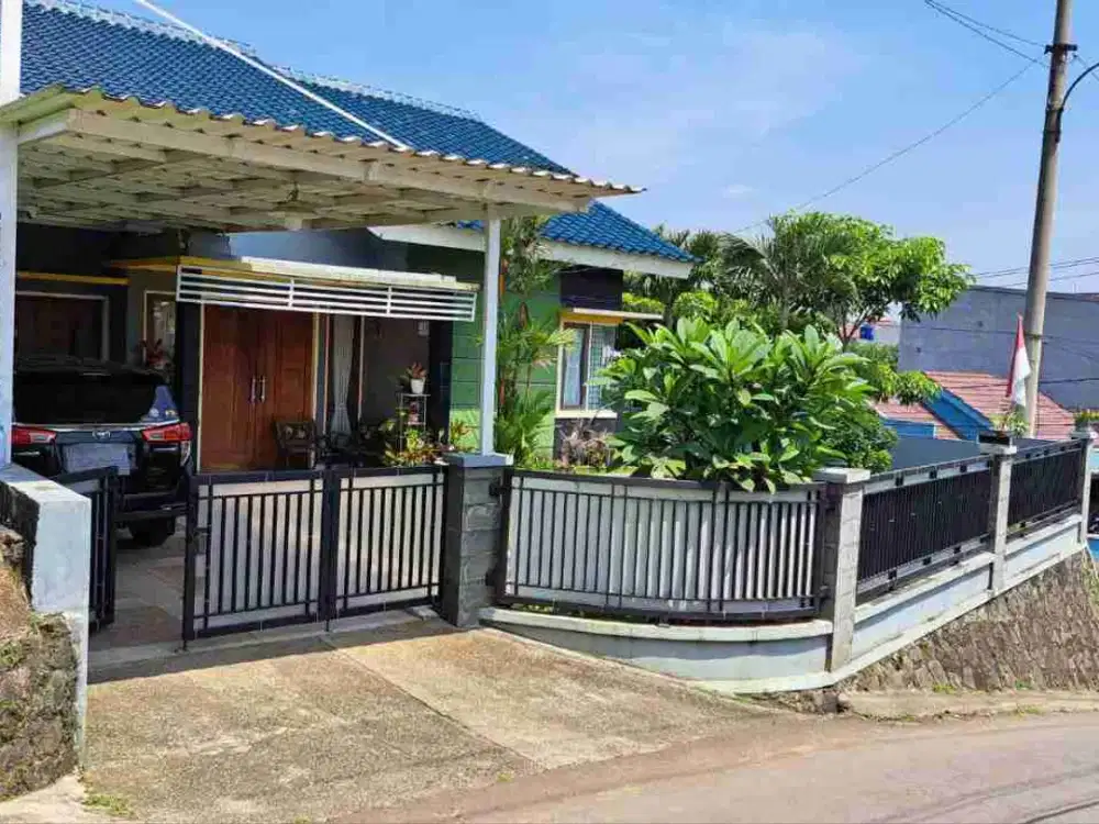 DiJUAL Rumah mewah Dan cantik halaman luas 
Lokasi bisa masuk dari  jln tabronih bisa masuk dari SMKN 3 Depok
Bisa dari perumahan Taman Anyelir 3