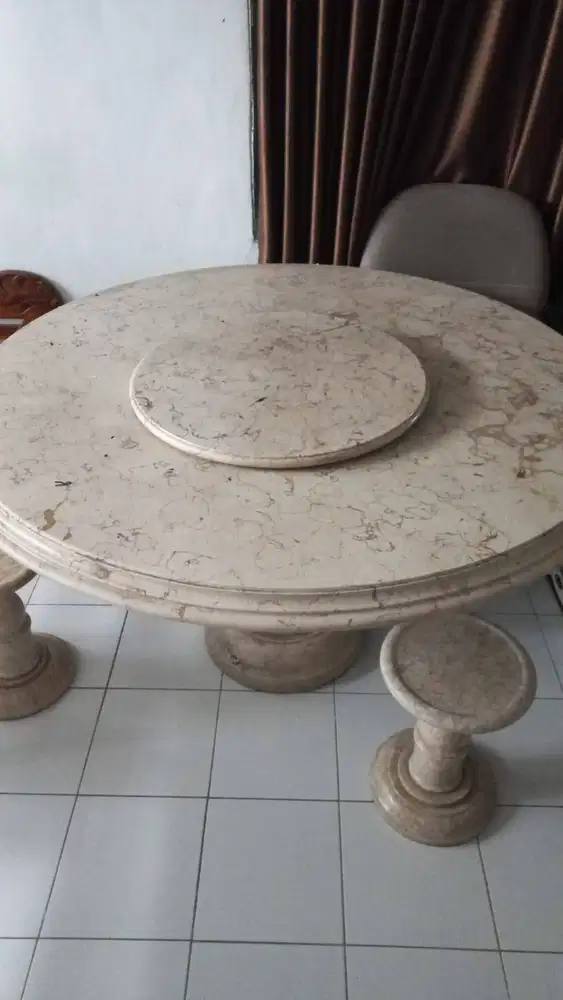 Meja marmer bulat