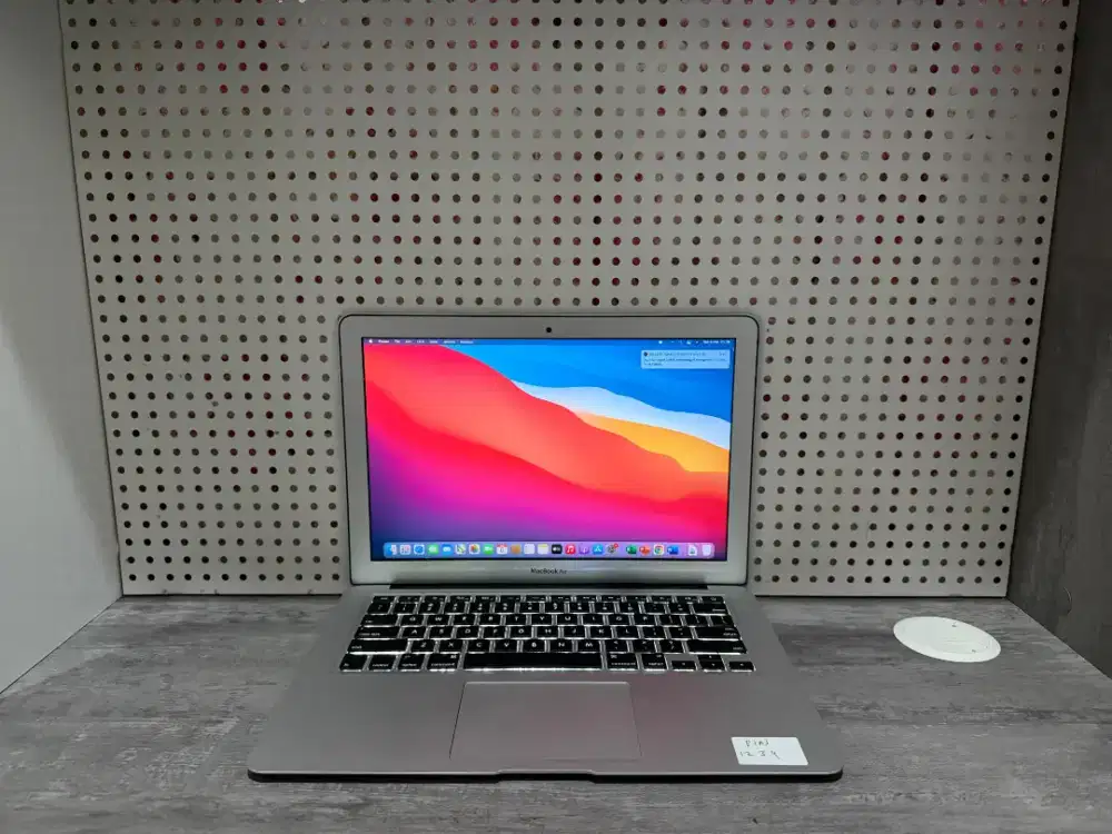 MacBook Air 13 inch Mid 2017 kondisi bagus, Core i5 / 8 / 256 SSD