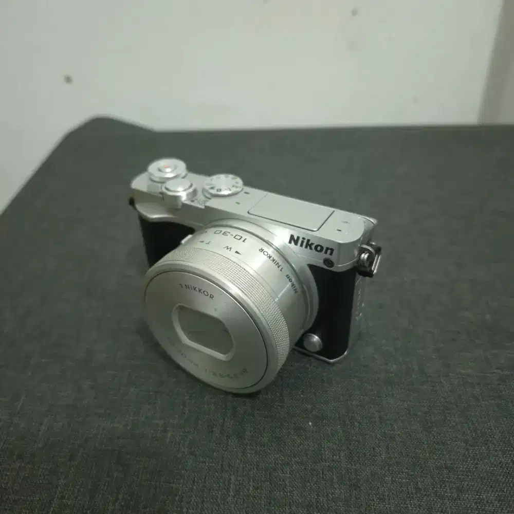 Kamera mirrorless nikon j5 kit 10-30mm