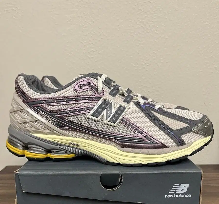 New Balance 1906R Licorice Moonbeam Castlerock
