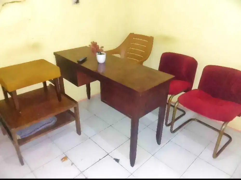Di jual kursi dan meja tamu atau bekas kantor sekretariat