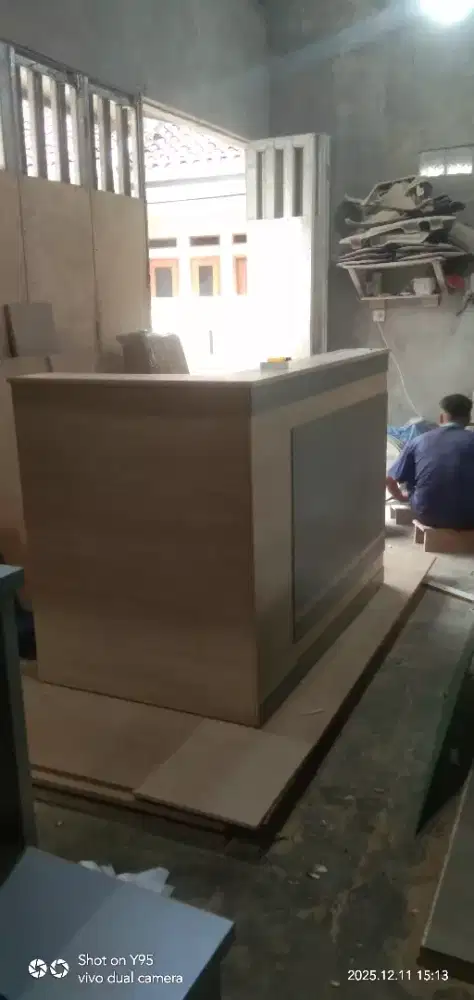 Meja kasir L minimalis