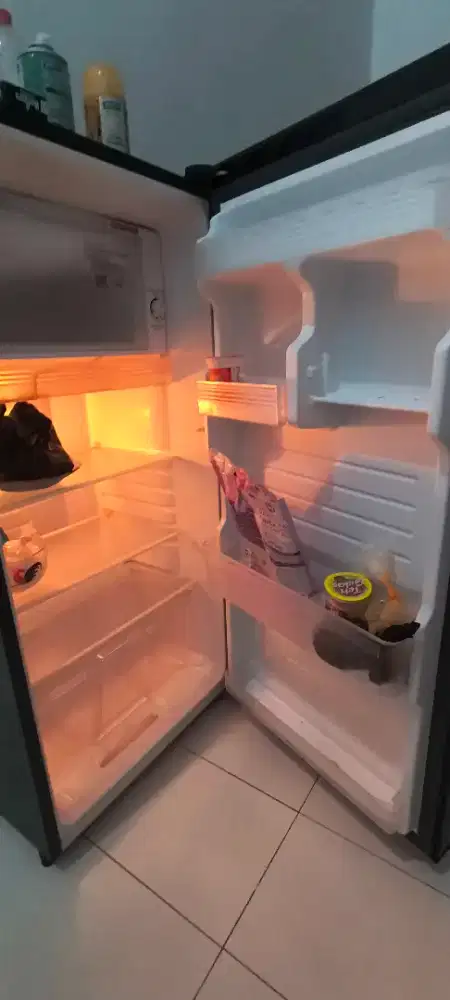 Kulkas 1 pintu, freezer dingin, compartemen sejuk, kondisi normal