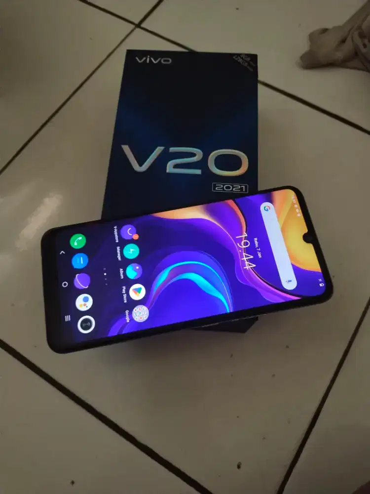 Vivo V20   8/128   minus baterai agak kembung dikit selebihnya normal