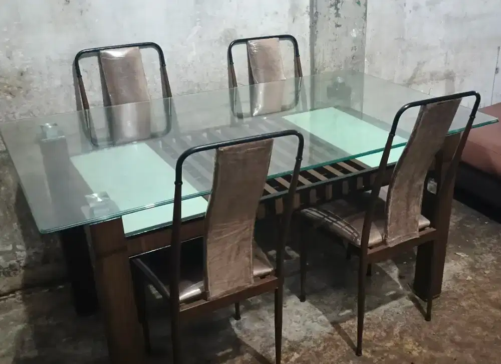 Meja Makan besi Tempered glass