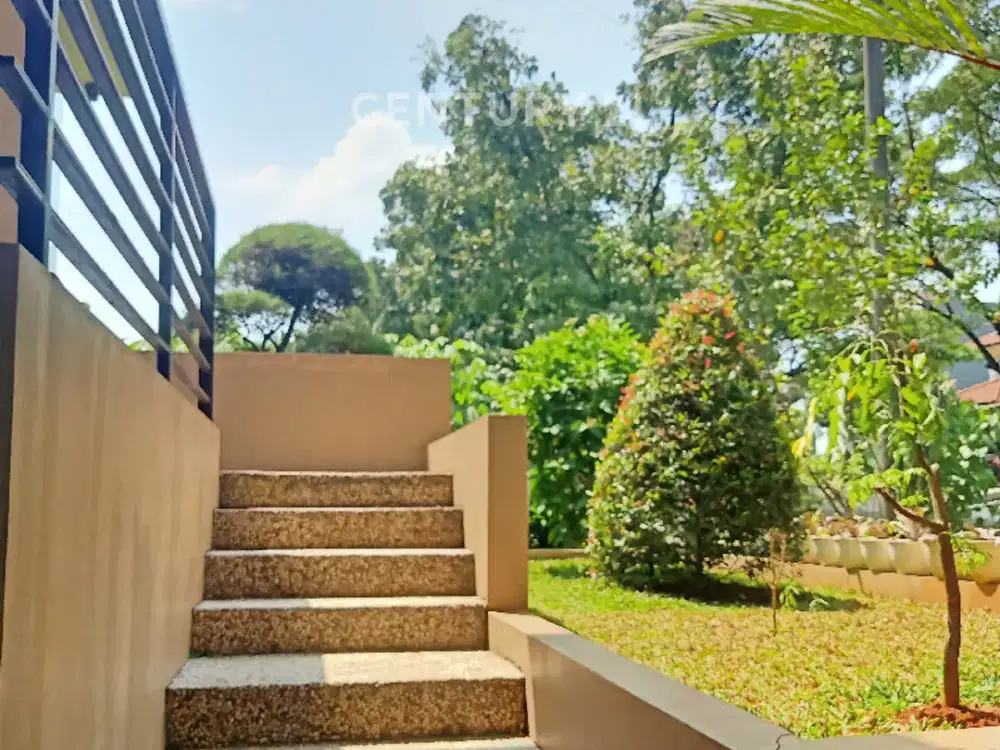 Rumah Simprug 2.5 Lantai Trasa D Pegunungan Luxury Lippo Cikarang