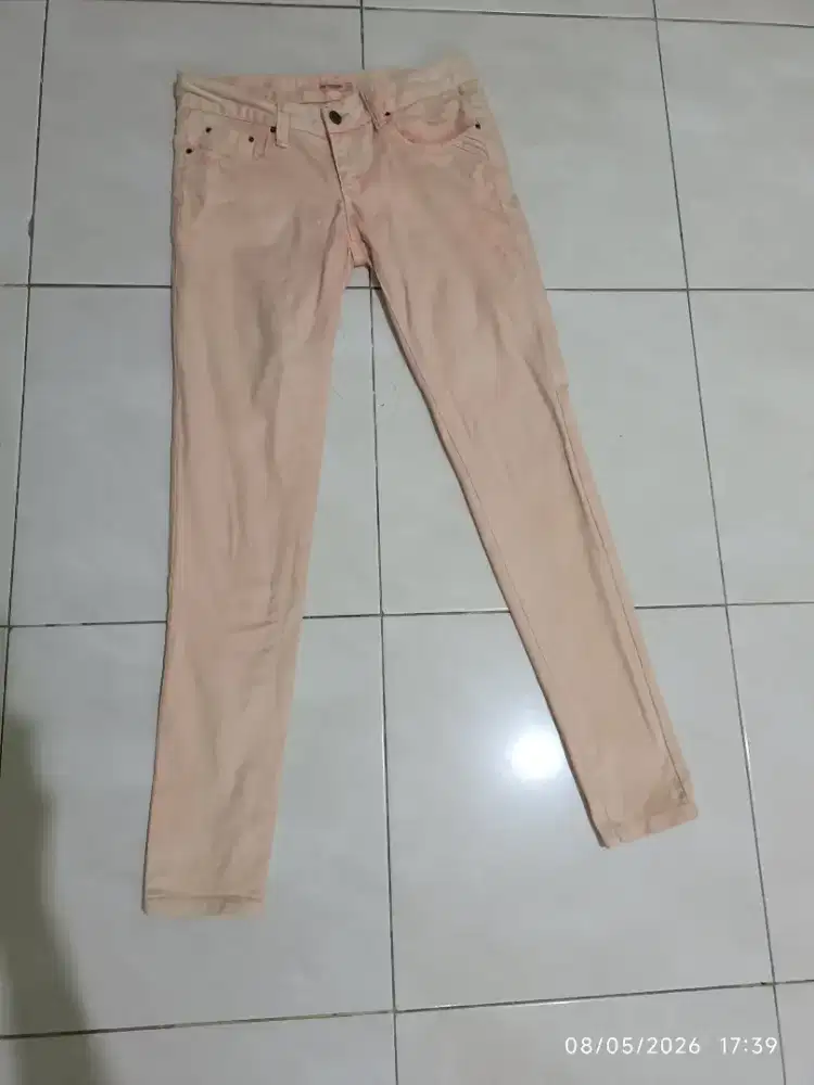 Celana pria atau wanita