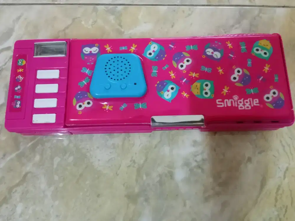 TEMPAT PENSIL SMIGGLE