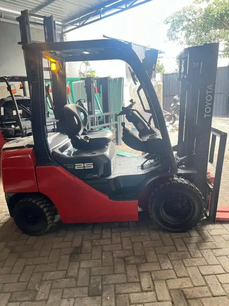 Forklift bekas Toyota 2,5 Ton