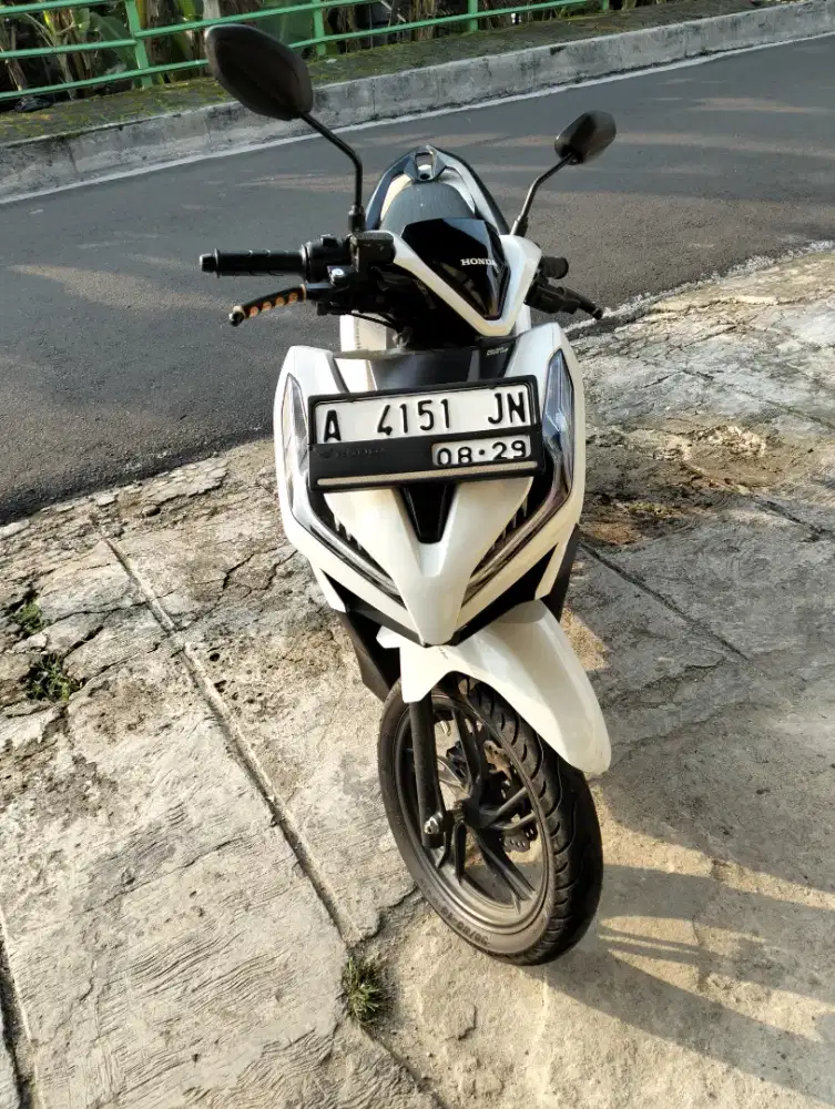 Motor Honda Vario150 warna putih tangan 1
