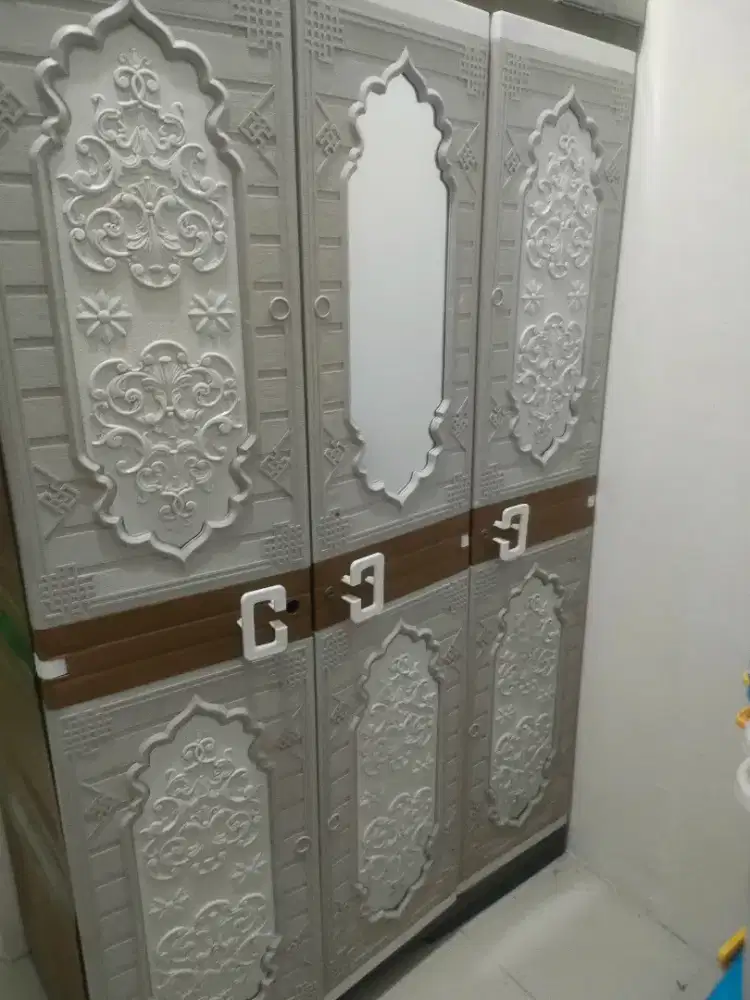 Lemari pakaian bahan plastik
