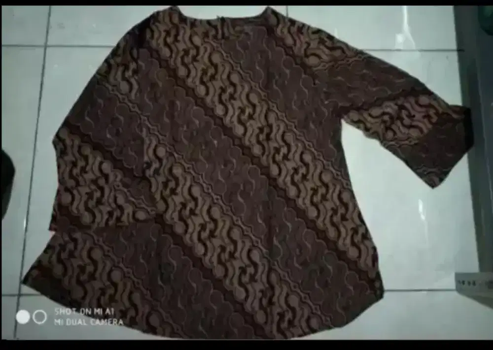 Baju batik lengan 3/4, lingkar dada +/- 98 cm