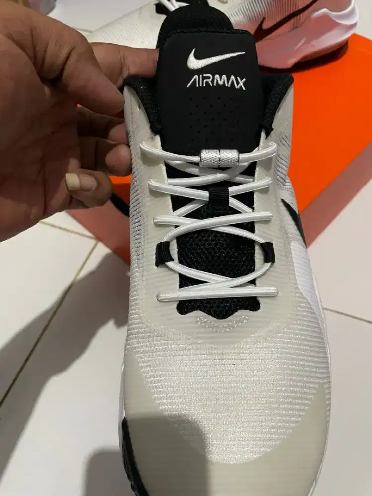 Sepatu Nike Air Max original UK 44 kecil bisa di pakai yg kakinya 43