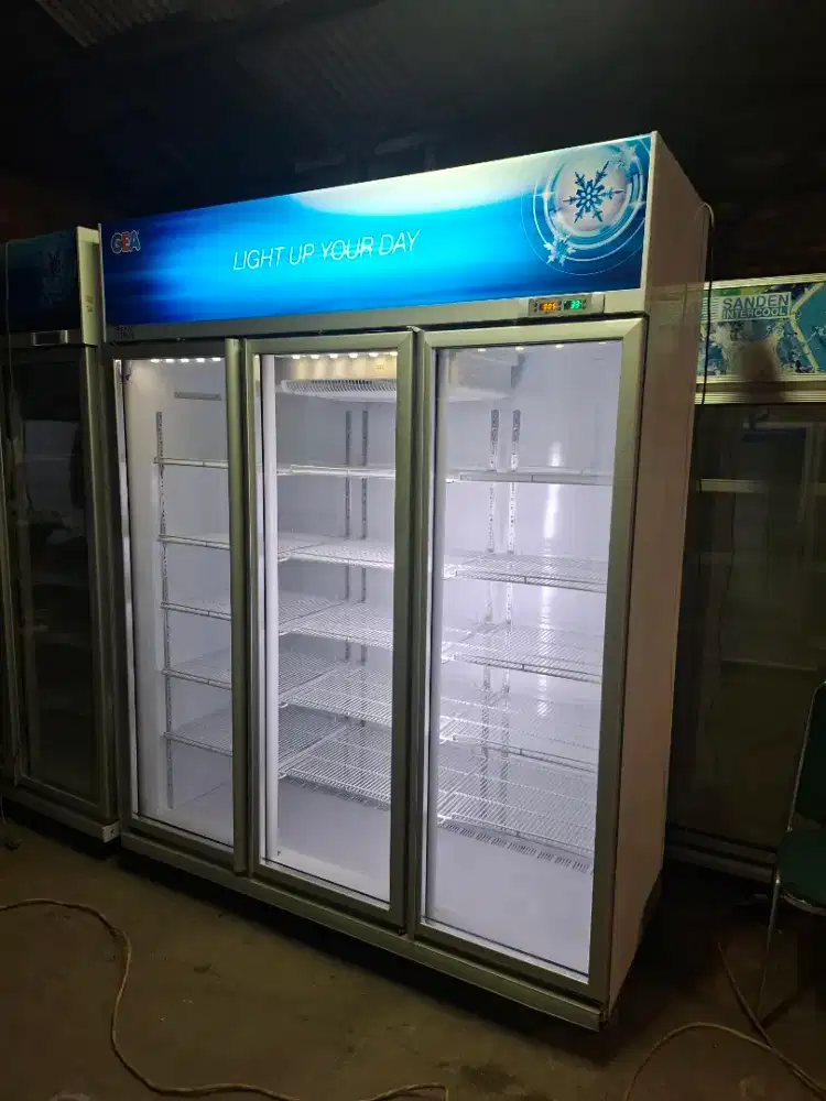 Showcase display cooler 3 pintu tipe EXPO-1500AH merk GEA