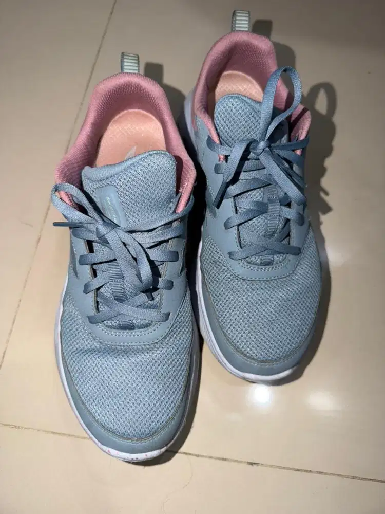 Sepatu wanita skechers preloved