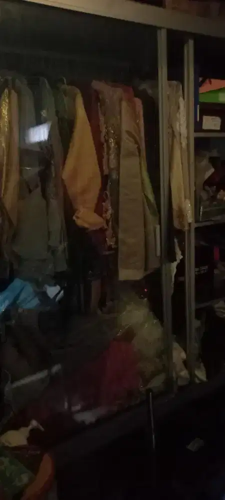 Etalase baju gantung pengantin