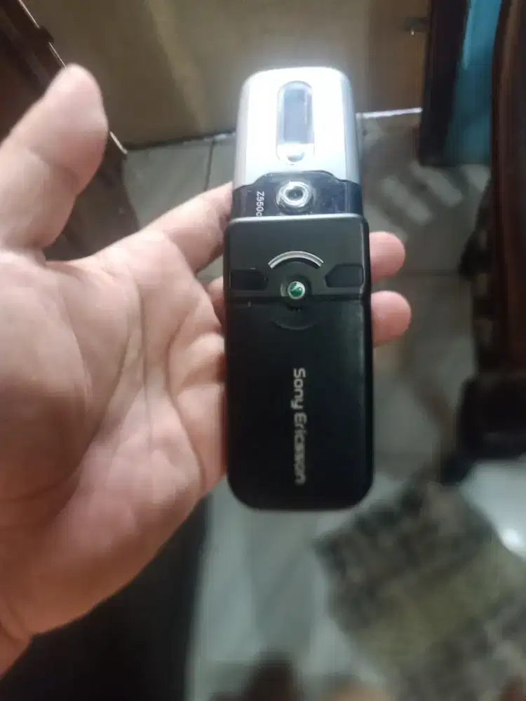 Sony Ericsson, z550c . Jual apa adanya .ga ada batere.anggap matot