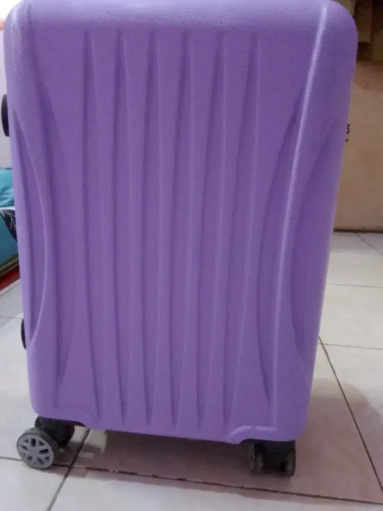 Menjual koper baru