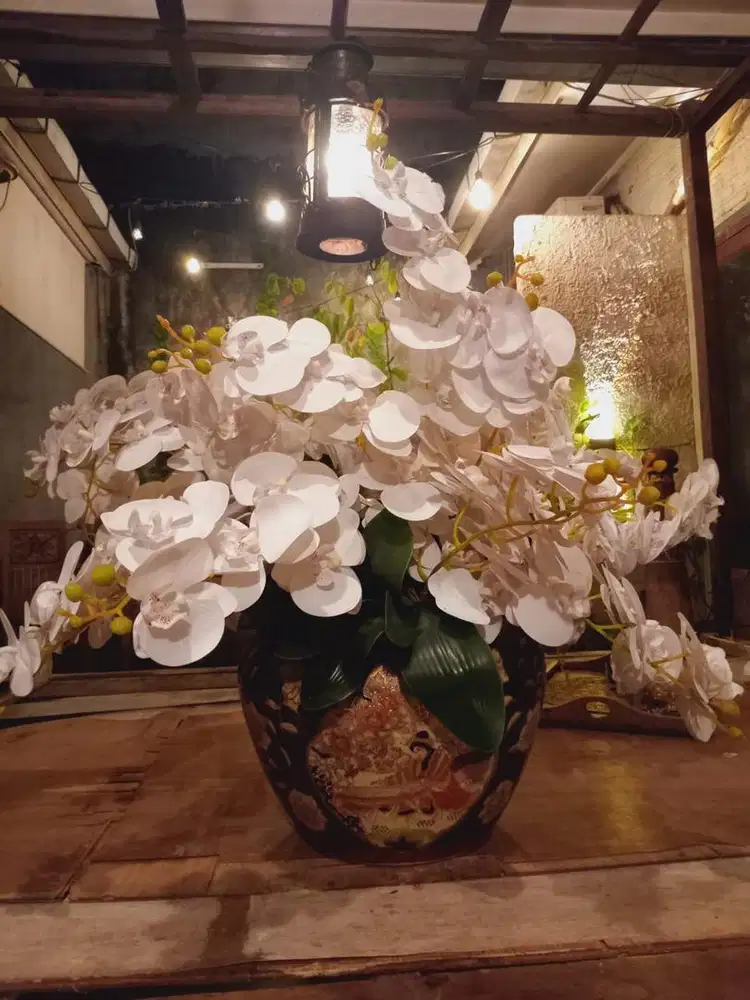 Anggrek jepang dan guci lawas