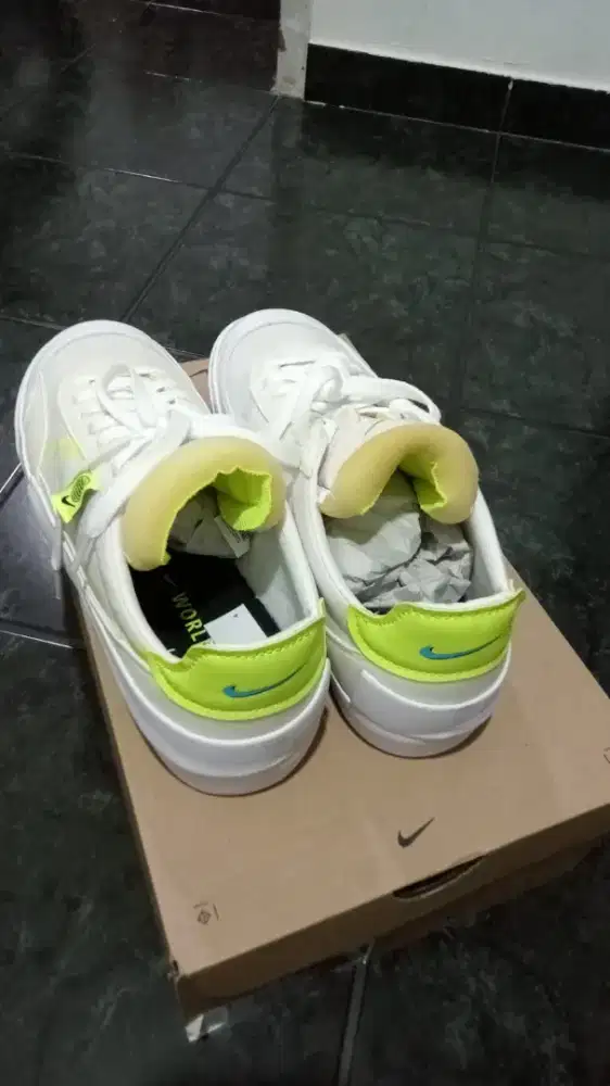 Sepatu Nike warna putih hijau