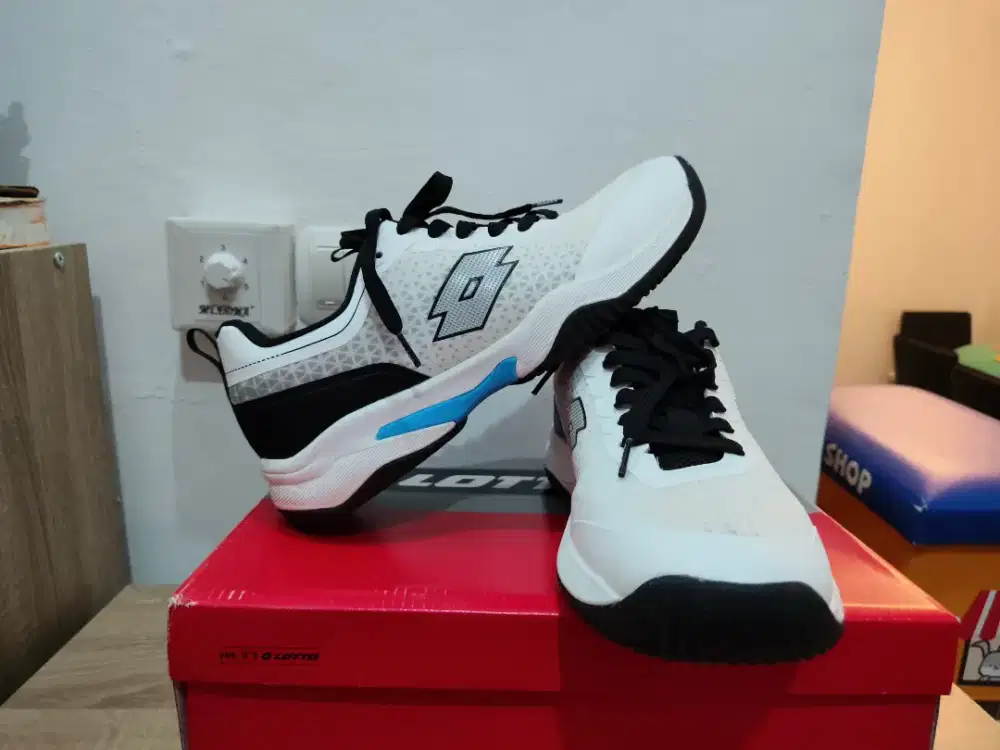 Lotto Etre Tennis Size 44 Like New