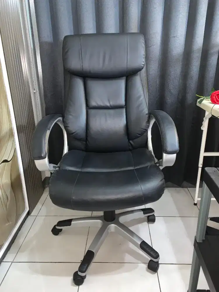 Kursi kantor atau live stream