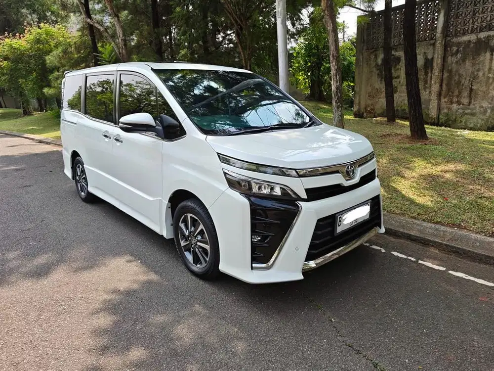 CASH VOXY 2.0 AT 2020 PUTIH LIKE NEW