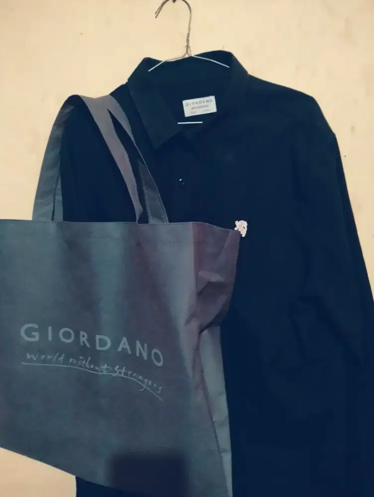Kemeja Giordano  ORIGINAL hitam size L kondisi kaya baru