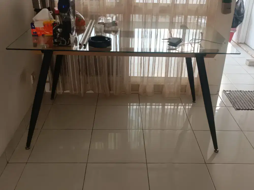 Meja makan minimalis