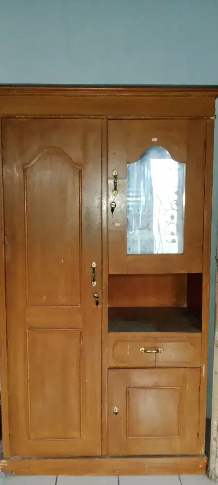 Dijual lemari pakaian 2 pintu murah pake bgt