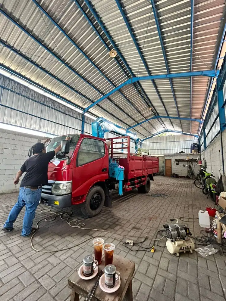 Di jual truck crane 3 ton 5 section tahun 2012