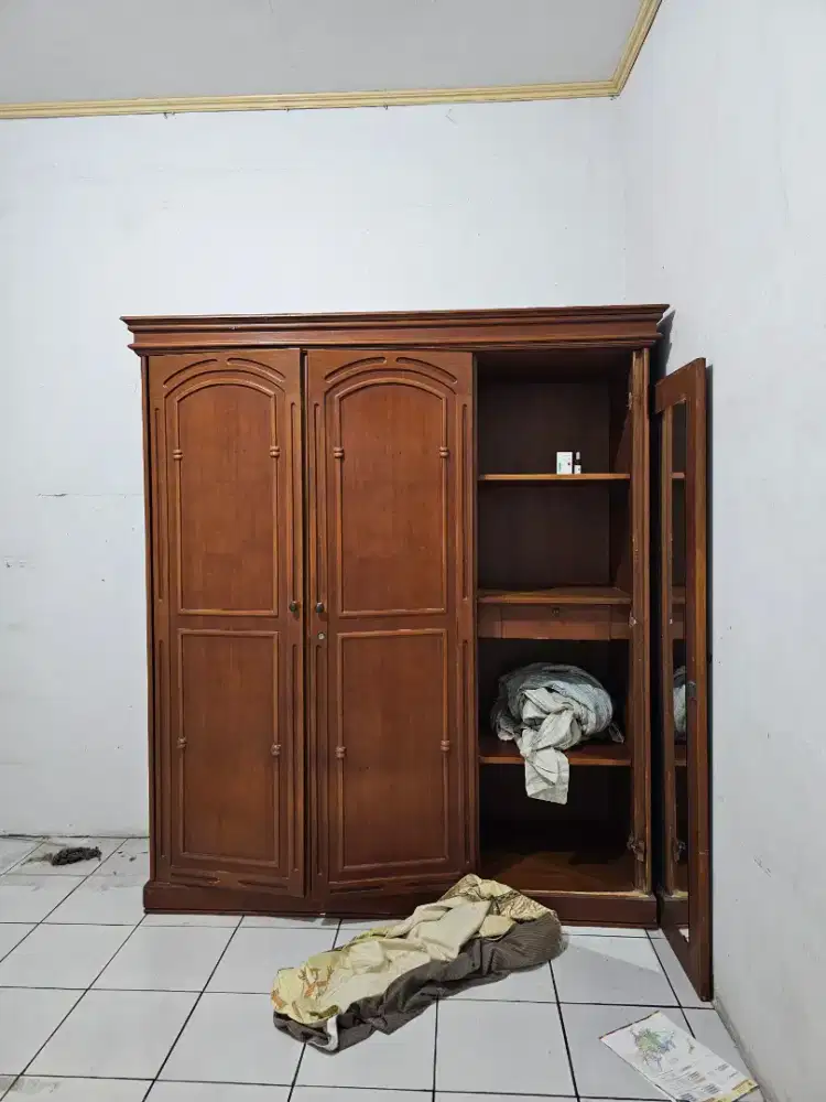 Lemari Pakaian Kayu Solid