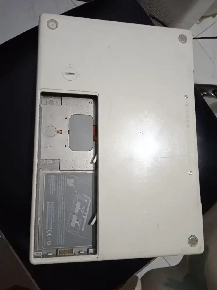 Macbook White Batangan Nyala