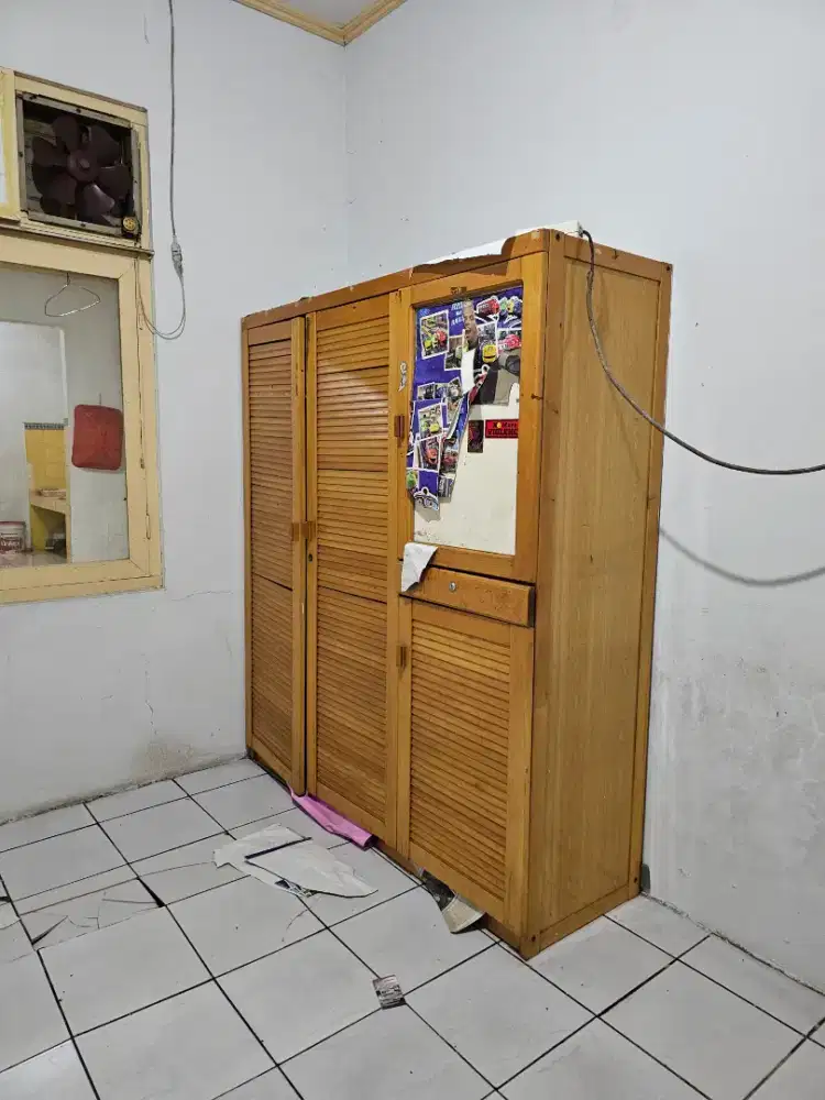 Lemari Pakaian Bekas Murah