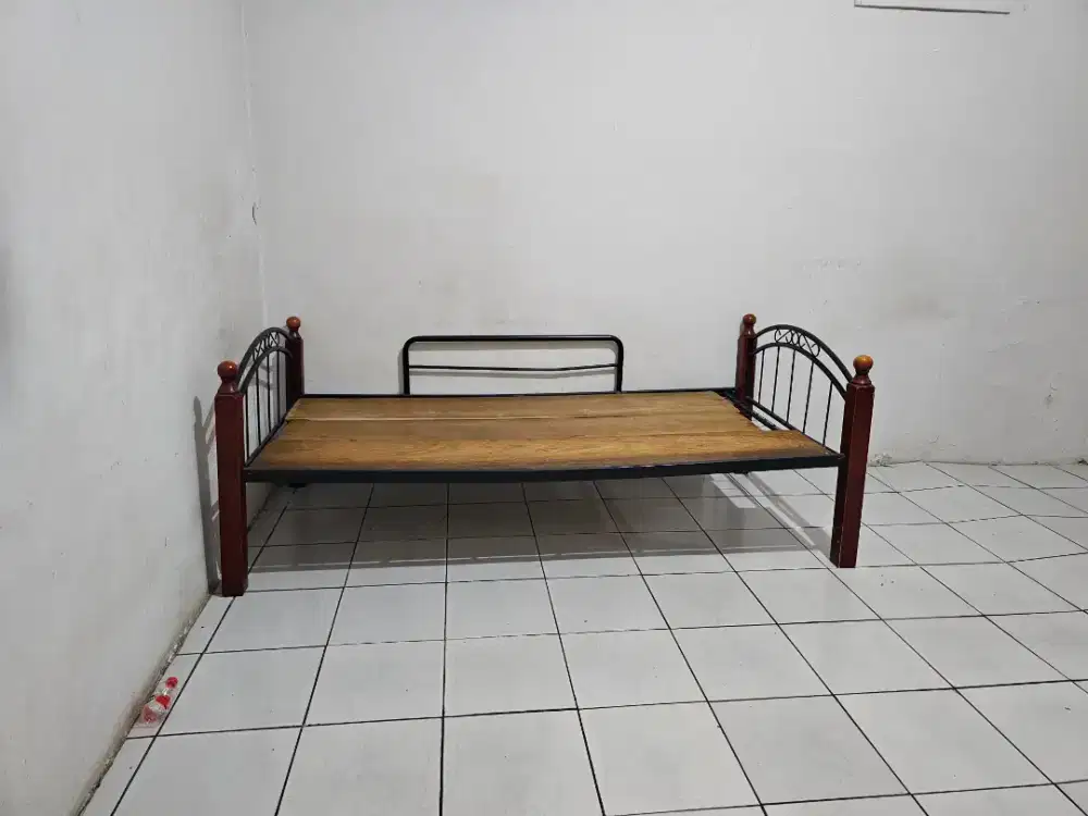 Dipan Ranjang Nakas Bekas