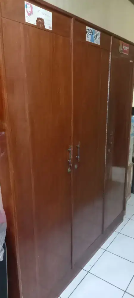 Paket 2 lemari bahan kayu jati plus jam dinding antik