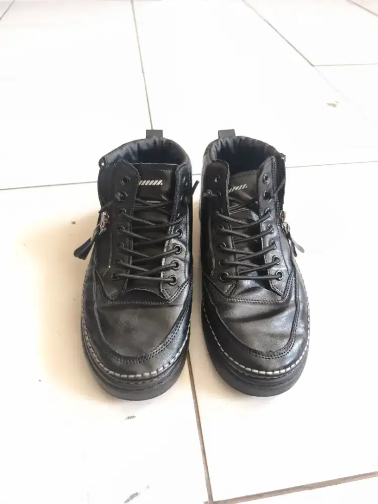 Sepatu Casual Unisex tinggi resleting pinggir Size 42. 100k net