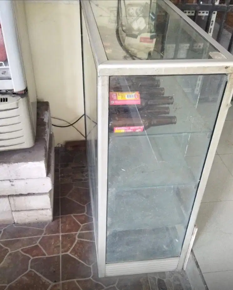 Jual cepat etalase ukuran sedang 1 meter x 1,5 meter