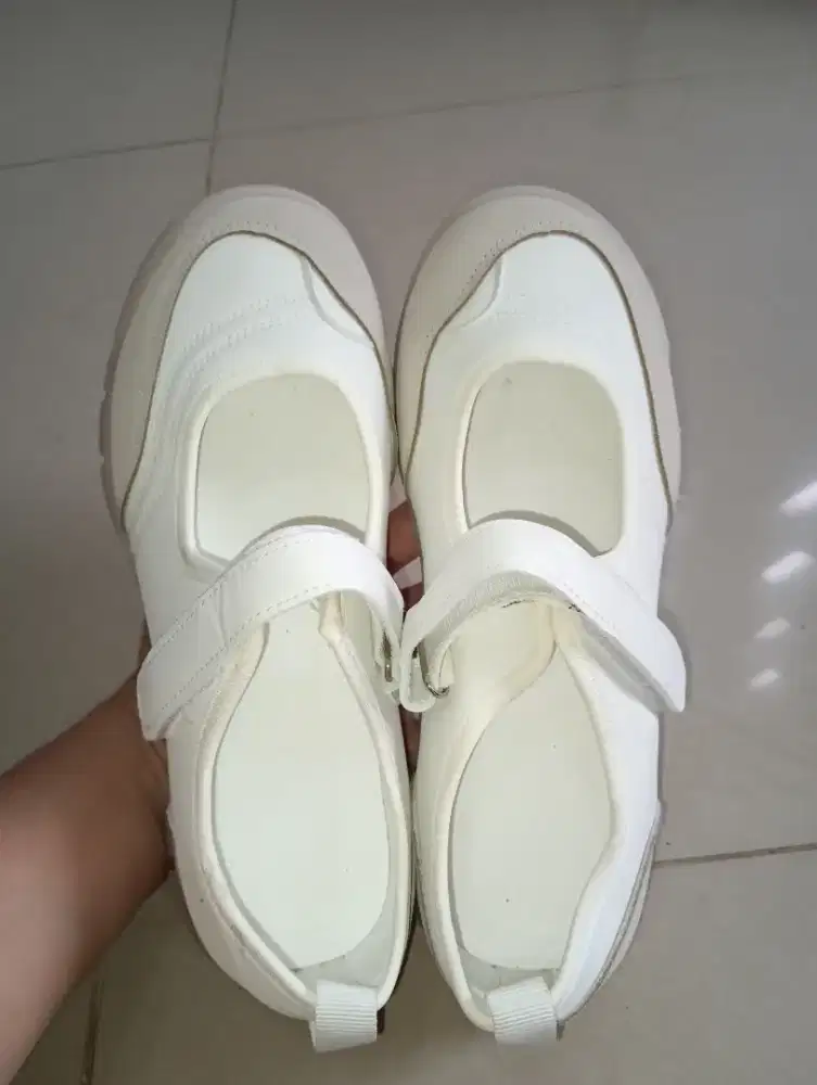 Sepatu Sneakers