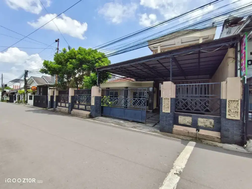 Rumah 1,5 Lantai Lingkungan Nyaman Halaman Luas Hanya 1 Kilometer dari Alun²