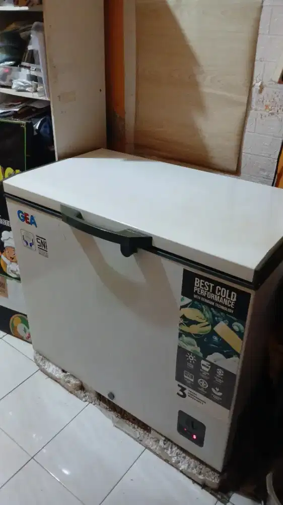 FREEZER BOX FRISER MERK GEA AB-226-R KAPASITAS 220 LITER