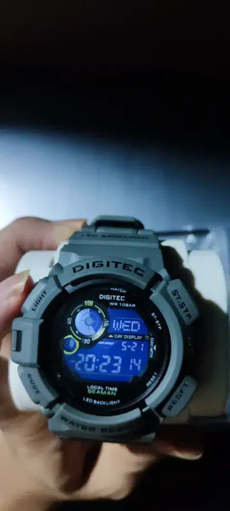 DIGITEC DG-5028T warna abu-abu.