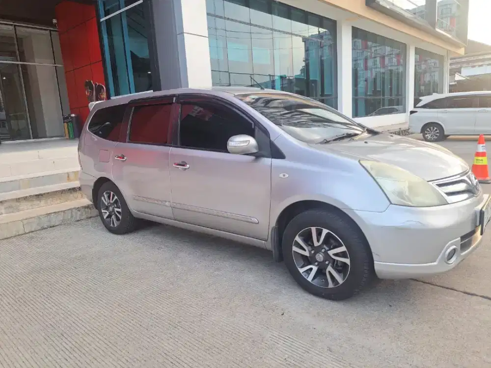 Nissan Grand Livina A/T 2011